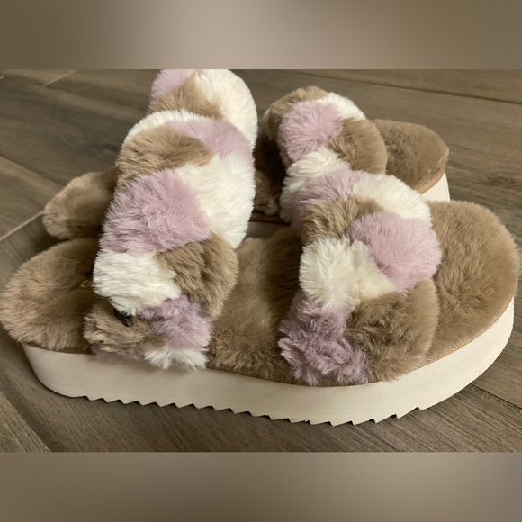 UGG Shoes - Koolaburra by UGG YA-BABY SLIDE Size 8